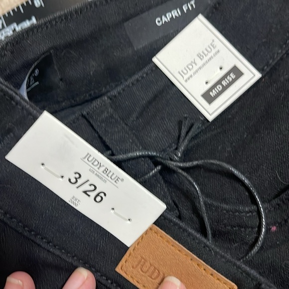 Judy Blue sz 3/26 non- distressed black Capri x2 - Picture 4 of 7